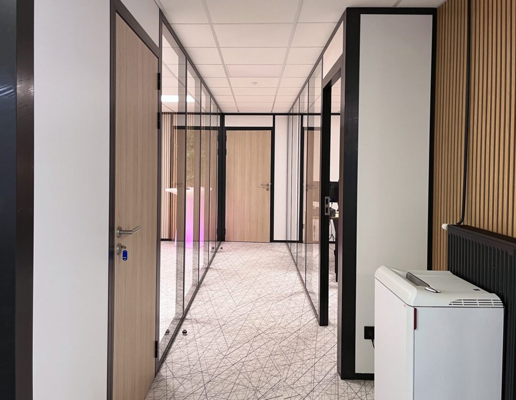 6 CouloirCloisonsVitrees RenovationBureauxPro architecture interieure